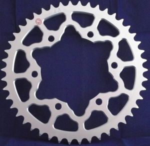 Corona 46 Denti Sitta Ergal, catena 530, codice 201M46-30 per Yamaha R1, Suzuki GSX-R 1000 09, R6 06-07, FZ1/Fazer 1000 06-