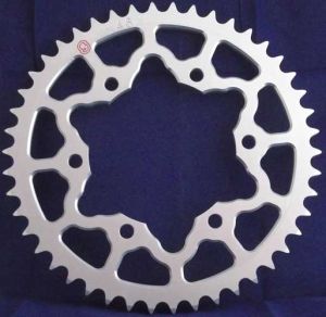 Corona 46 Denti Sitta Ergal, catena 525, codice 201M46-25 per Yamaha R1, Suzuki GSX-R 1000 09, R6 06-07, FZ1/Fazer 1000 06-,