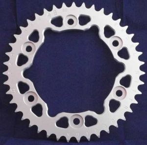 Corona 43 Denti Sitta in Ergal passo 525 Honda CBR 600 F 01-/FS 01-02/ 600 RR/ CBR 900 RR 00-03/ CBR 1000 RR/ VTR 1000 SP1/SP2