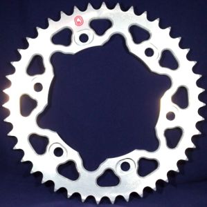 Corona 42 Denti Sitta in Ergal passo 525 per KTM 950 Adventure 02>06/Super enduro R 07>08 e 990 - 1050 - 1090 Adventure/S - 1190 Adventure 13> 1290 Super Adventure 15> codice 201T42-25