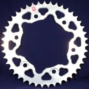 Corona 43 Denti Sitta in Ergal passo 525 per KTM 950 Adventure 02>06/Super enduro R 07>08 e 990 - 1050 - 1090 Adventure/S - 1190 Adventure 13> 1290 Super Adventure 15> codice 201T43-25