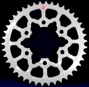 Corona 38 denti Ergal Sitta CERCHI ROTOBOX - Kawasaki W800 11-14, Suzuki GSX-R 750 96-99 (e varie vedi desc.), catena 520, codice 204Z38 chiara