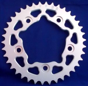 Corona 39 Denti Sitta in Ergal passo 520 per Ducati 999, 749, 899-959 Panigale, Monster 821 e Scrambler 803 16> codice 202D39