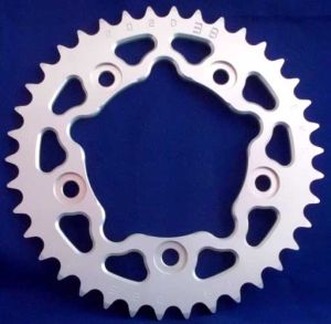 Corona 38 Denti Sitta in Ergal passo 520 per Ducati 999, 749, 899-959 Panigale, Monster 821 e Scrambler 803 16> codice 202D38