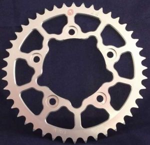 Corona 44 Denti Sitta in Ergal passo 520 per Ducati 999, 749, 899-959 Panigale, Monster 821 e Scrambler 803 16> codice 202D44