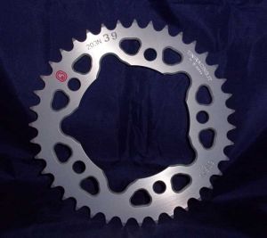 Corona 39 Denti Sitta Ergal, catena 520 per Honda Hornet 97>13 - CBR 500 13>14 - 700 Integra 12 - 700 NC DCT S X 12 - 750 NC DCT S X 14 - 900 Hornet 02>04  e altre (vedi descrizione) codice 203N39