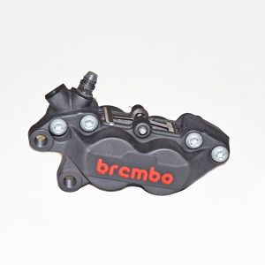 P4 30/34 SX interasse 40 mm nera con logo rosso pinza fissa anteriore brembo codice 20516578